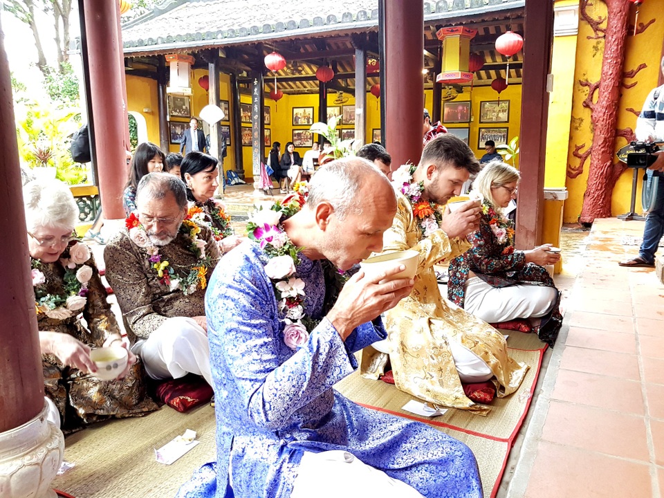 Hội An đón đoàn khách quốc tế “xông đất” năm 2019 - 3 Du khách thưởng thức trà đạo Nhật Bản
