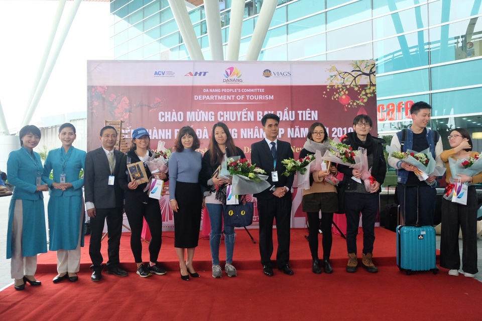 Nhà ga Cảng Hàng không quốc tế Đà Nẵng đón hành khách “xông đất” năm mới 2019 - 3 AHT phối hợp Cảng HKQT Đà Nẵng và Sở Du lịch TP đón đoàn khách quốc tế “xông đất” sân bay Đà Nẵngnăm 2019