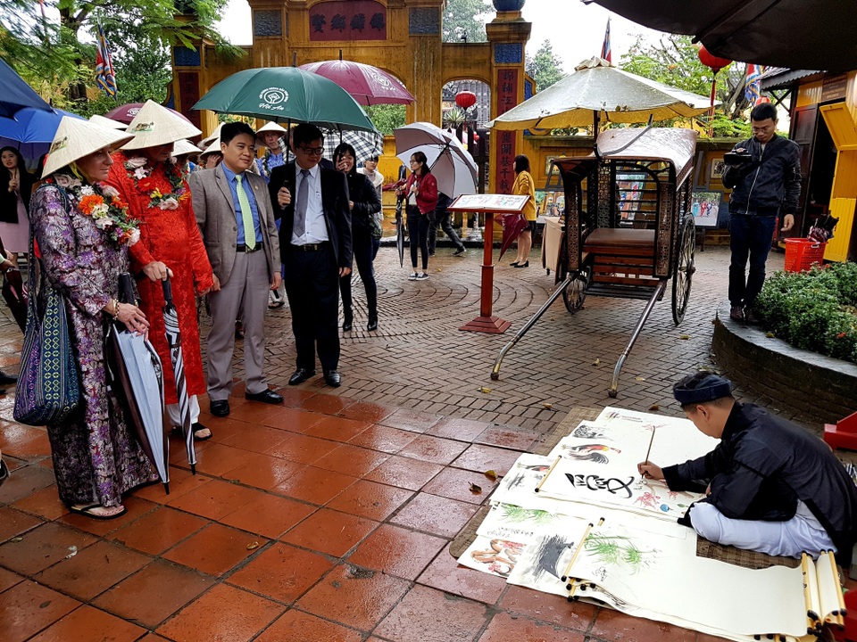 Hội An đón đoàn khách quốc tế “xông đất” năm 2019 - 4 Xem ông thầy đồ cho chữ