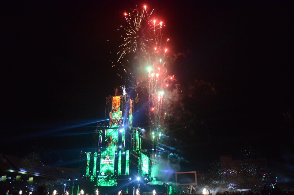 Pháo hoa rực rỡ chào năm mới 2019 - 18 Pháo hoa rực rỡ chào năm mới 2019 - 18