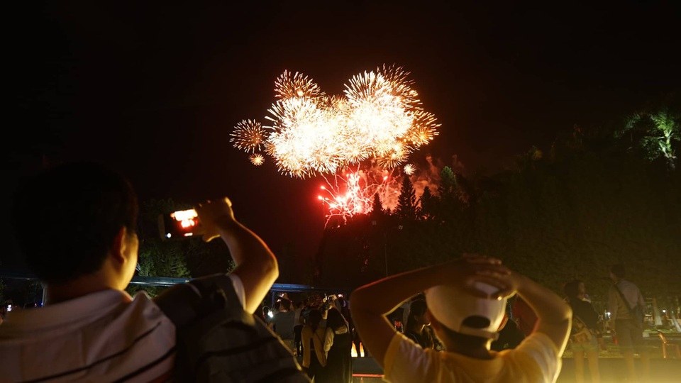 Pháo hoa rực rỡ chào năm mới 2019 - 7 Pháo hoa rực rỡ chào năm mới 2019 - 7