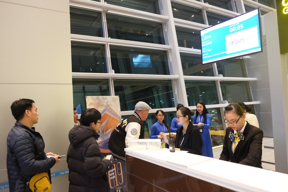 Nhà ga Cảng Hàng không quốc tế Đà Nẵng đón hành khách “xông đất” năm mới 2019 - 4 Chuyến bay đầu tiên khởi hành từ sân bay quốc tế Đà Nẵng năm 2019 khởi hành vào lúc 0h5’ ngày 1/1