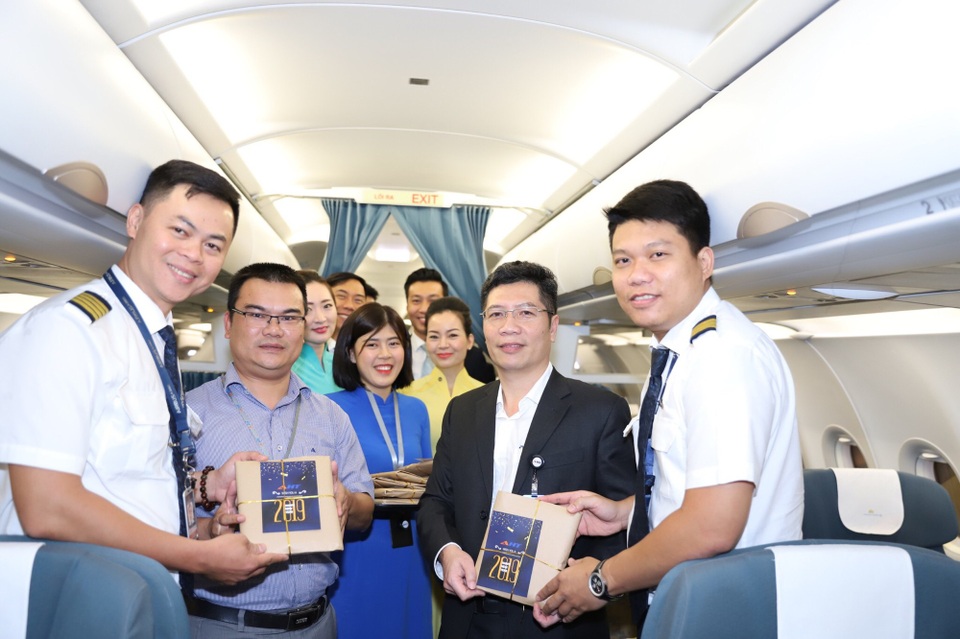Nhà ga Cảng Hàng không quốc tế Đà Nẵng đón hành khách “xông đất” năm mới 2019 - 8 Nhà ga HKQT tặng quà chúc mừng năm mới đến các hành khách và phi hành đoàn trên chuyến bay đầu tiên khởi hành từ sân bay quốc tế Đà Nẵng năm 2019