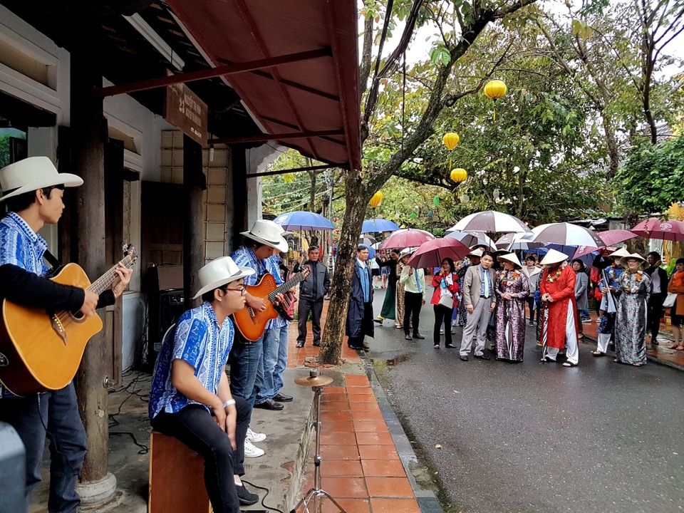 Hội An đón đoàn khách quốc tế “xông đất” năm 2019 - 6 Đoàn khách tản bộ tham quan phố cổ Hội An