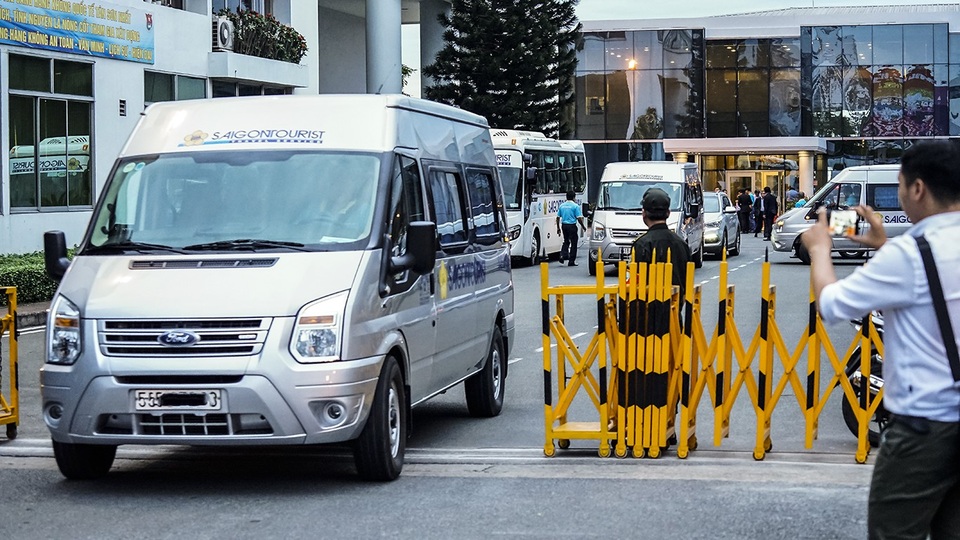 Những nạn nhân đầu tiên trong vụ du khách Việt bị đánh bom ở Ai Cập trở về - 2 Đoàn xe chở các du khách bị nạn về BV Đại học Y dược