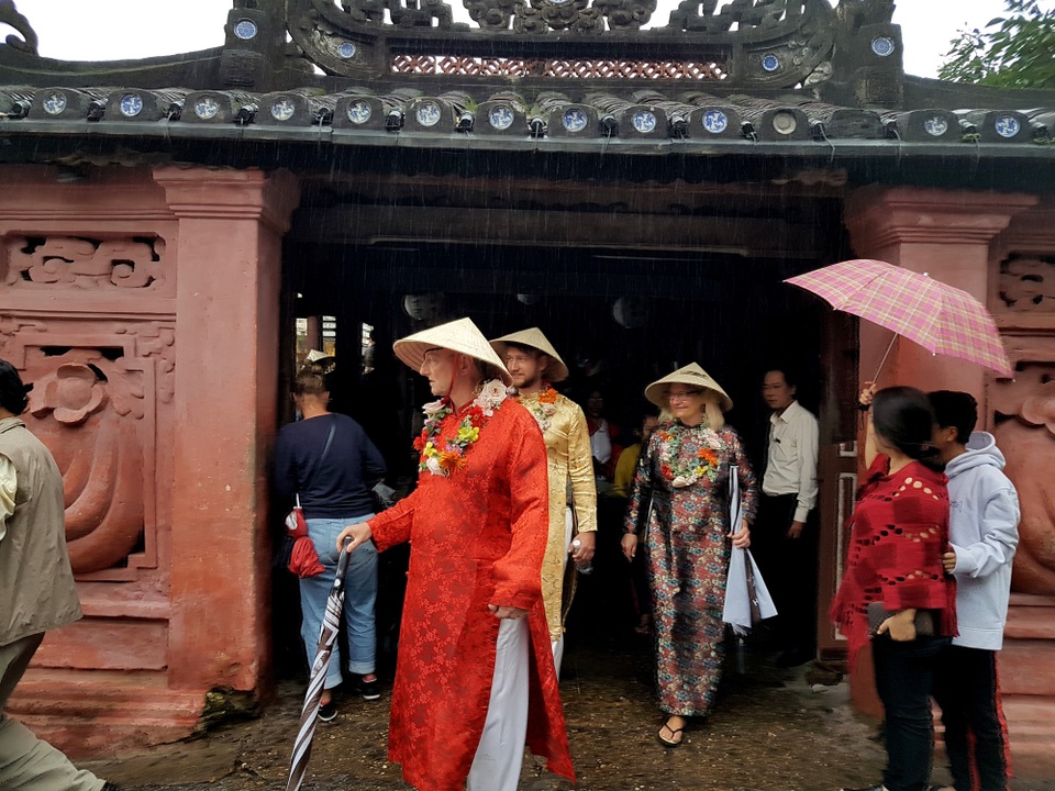Hội An đón đoàn khách quốc tế “xông đất” năm 2019 - 9 Du khách tham quan Chùa Cầu