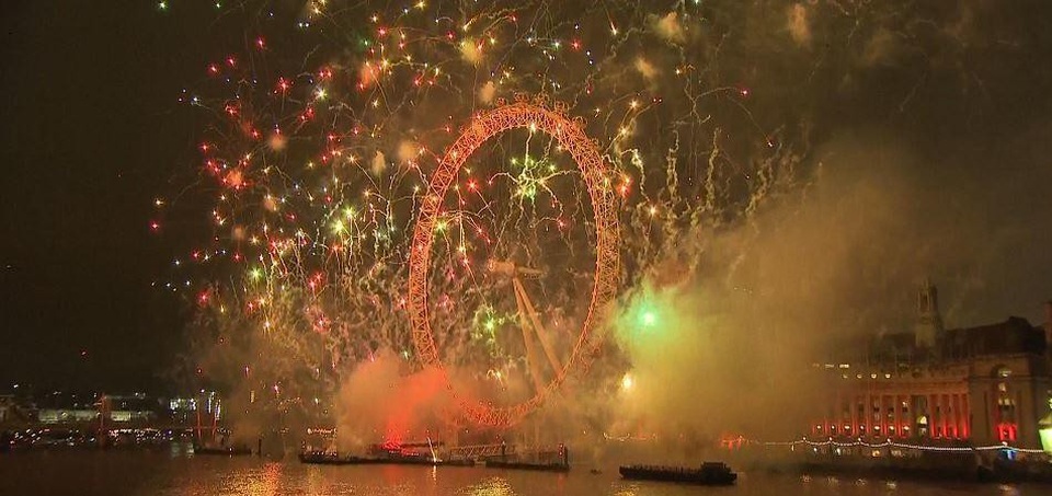 "Bữa tiệc" pháo hoa đón năm mới 2019 trên toàn thế giới - 27
Vòng đu quay London Eye, biểu tượng nổi tiếng của thủ đô nước Anh, rực sáng với màn bắn pháo hoa. (Ảnh: Sky)