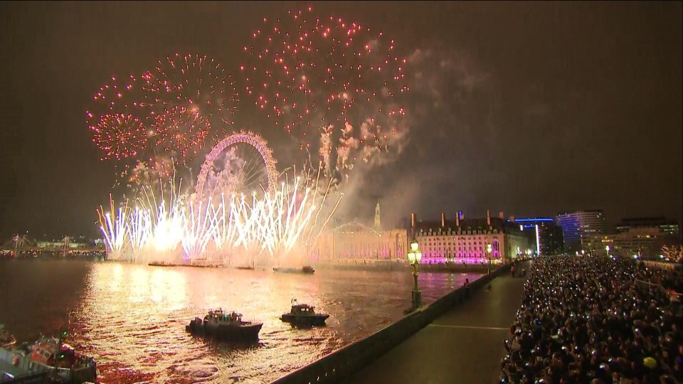 "Bữa tiệc" pháo hoa đón năm mới 2019 trên toàn thế giới - 24
Hơn 100.000 người dân Anh đã cùng nhau chứng kiến màn bắn pháo hoa ấn tượng tại London. (Ảnh: Sky)