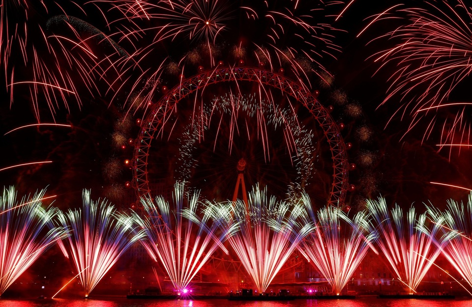 "Bữa tiệc" pháo hoa đón năm mới 2019 trên toàn thế giới - 25
Khoảng 12.000 quả pháo hoa đã được sử dụng cho “bữa tiệc” ánh sáng trong đêm giao thừa tại London. (Ảnh: Sky)