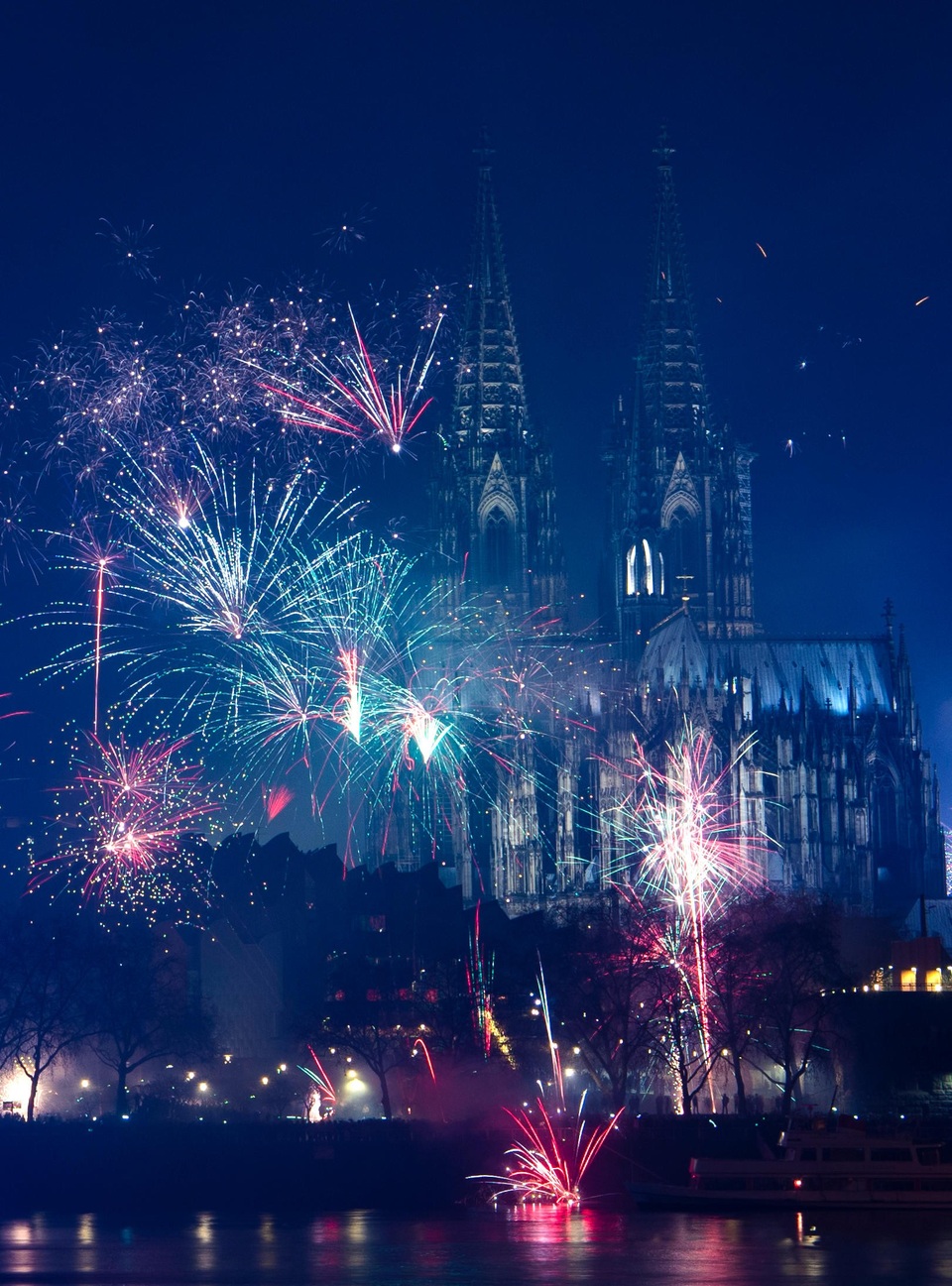 "Bữa tiệc" pháo hoa đón năm mới 2019 trên toàn thế giới - 39
Pháo hoa chào đón năm mới tại thành phố Cologne, Đức. (Ảnh: Sky)