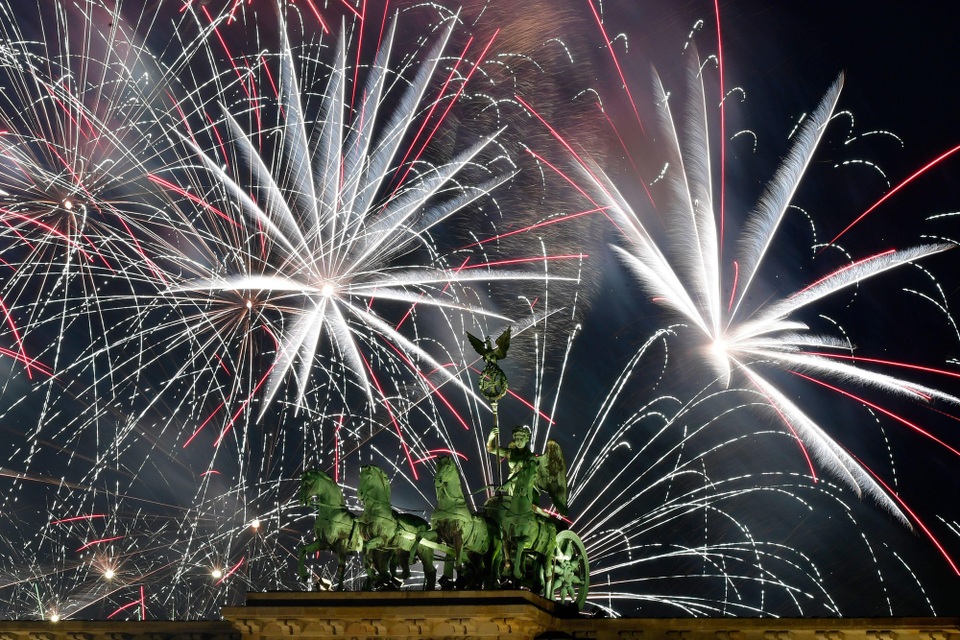 "Bữa tiệc" pháo hoa đón năm mới 2019 trên toàn thế giới - 38
Bữa tiệc ánh sáng pháo hoa tại Berlin trong đêm giao thừa. (Ảnh: Sky)