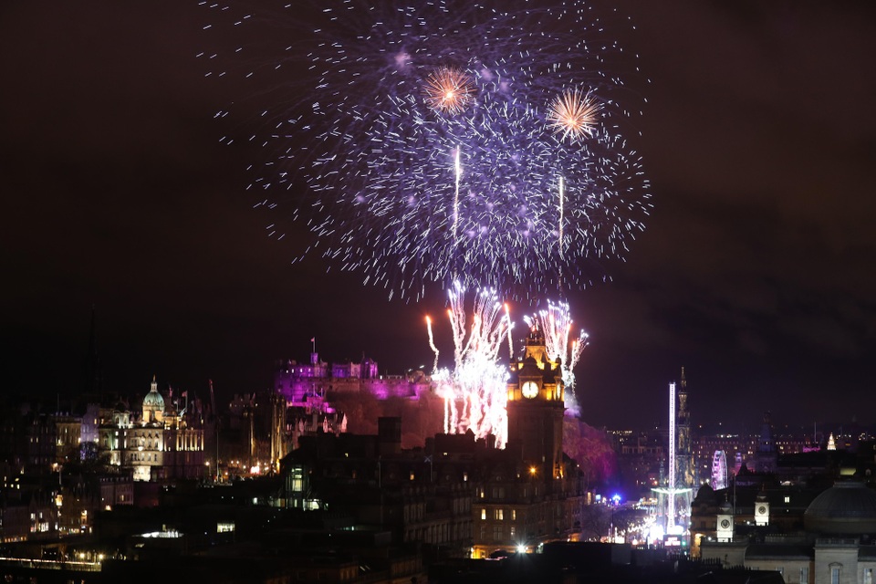 "Bữa tiệc" pháo hoa đón năm mới 2019 trên toàn thế giới - 22
Pháo hoa được phóng trên bầu trời Edinburgh, Scotland. (Ảnh: Sky)