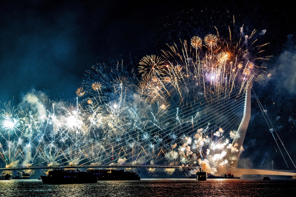 "Bữa tiệc" pháo hoa đón năm mới 2019 trên toàn thế giới - 19
Mãn nhãn mãn trình diễn pháo hoa chào năm mới 2019 tại thành phố Rotterdam, Hà Lan. (Ảnh: Sky)