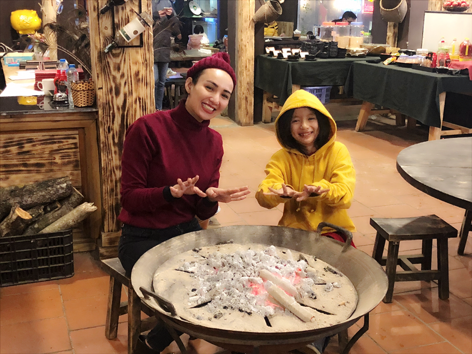 Là một người mẹ song hành ước mơ của con, cô tự hào: So với những người đã từng leo Fansipan khi chưa có cáp treo, những gì họ trải qua, mẹ con mình chẳng là gì cả. Nhưng so với chính mẹ, chính tuổi của con, việc vượt qua 600 bậc thang cao giữa trời mưa gió, cái lạnh -4 độ và phải thở hồng hộc trong không khí loãng vì độ cao, mẹ phải nói mẹ tự hào về con, con gái của mẹ.