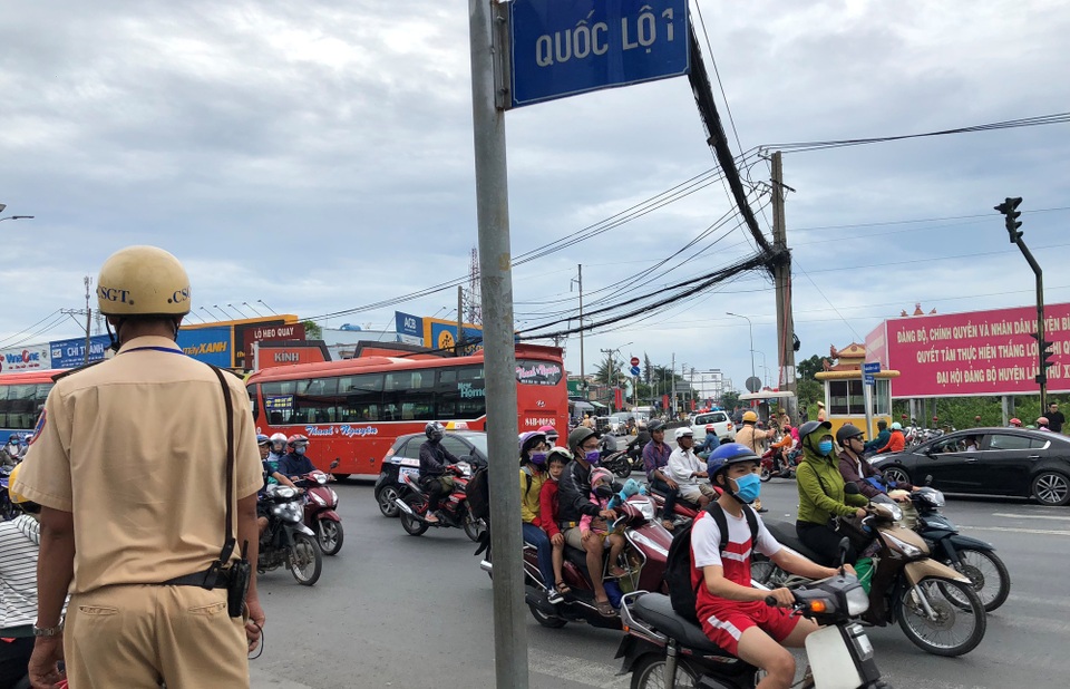 TPHCM: Cao tốc xả trạm, đường trở lại thành phố vẫn ùn tắc nghiêm trọng - 6 
Lực lượng CSGT Đội Phú Lâm tăng cường điều tiết, phân luồng tại các giao lộ trên Quốc lộ 1, cửa ngõ từ các tỉnh miền Tây về TPHCM trong chiều 1/1/2019.