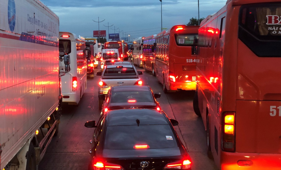 TPHCM: Cao tốc xả trạm, đường trở lại thành phố vẫn ùn tắc nghiêm trọng - 4 Càng về tối, xe cộ đổ về càng đông đúc khiến tình trạng ùn tắc vô cùng phức tạp.