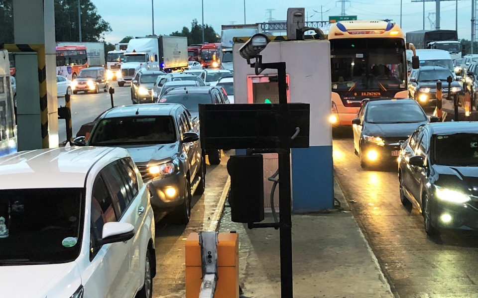 TPHCM: Cao tốc xả trạm, đường trở lại thành phố vẫn ùn tắc nghiêm trọng - 2 
Do đường cao tốc đang tạm dừng thu phí nên lượng xe cộ lưu thông cũng tăng đột biến.