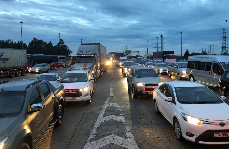 TPHCM: Cao tốc xả trạm, đường trở lại thành phố vẫn ùn tắc nghiêm trọng - 3 
Cùng thời điểm người dân đổ về sau kỳ nghỉ lễ, lượng phương tiện dồn qua trạm thu phí chợ Đệm quá lớn khiến đường dẫn ở thị trấn Tân Túc, huyện Bình Chánh, TPHCM ùn tắc nghiêm trọng.
