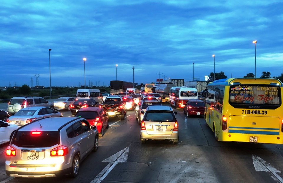 TPHCM: Cao tốc xả trạm, đường trở lại thành phố vẫn ùn tắc nghiêm trọng - 1 
Hàng vạn phương tiện... từ các tỉnh miền Tây dồn dập đổ về cao tốc TPHCM - Trung Lương vào chiều 1/1/2019.