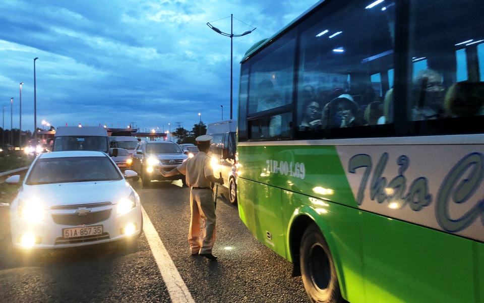 TPHCM: Cao tốc xả trạm, đường trở lại thành phố vẫn ùn tắc nghiêm trọng - 5 Lực lượng CSGT căng mình điều tiết.