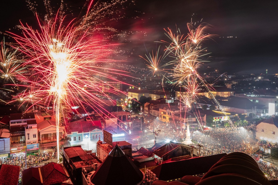 "Bữa tiệc" pháo hoa đón năm mới 2019 trên toàn thế giới - 15
Bức tranh pháo hoa nhiều màu sắc trên bầu trời Yogyakarta, Indonesia trong thời khắc năm mới. (Ảnh: Sky)