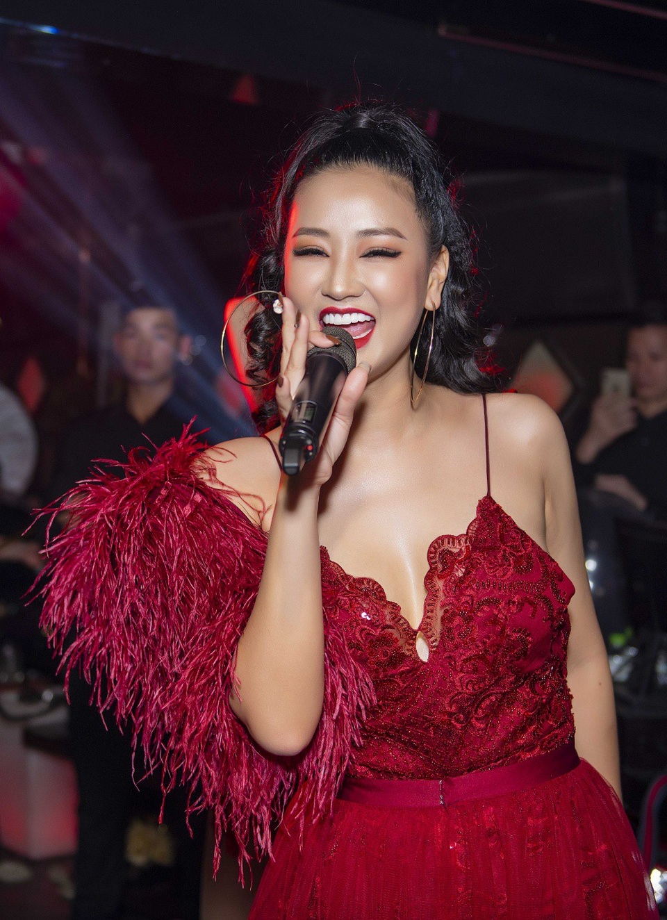 Trong đêm nhạc Lừa dối diễn ra tại Hà Nội, Maya biểu diễn liên tục gần 10 ca khúc sôi động gắn liền với tên tuổi của cô từ sau cuộc thi The Remix như: l’m not alone, Wow, Dựa...