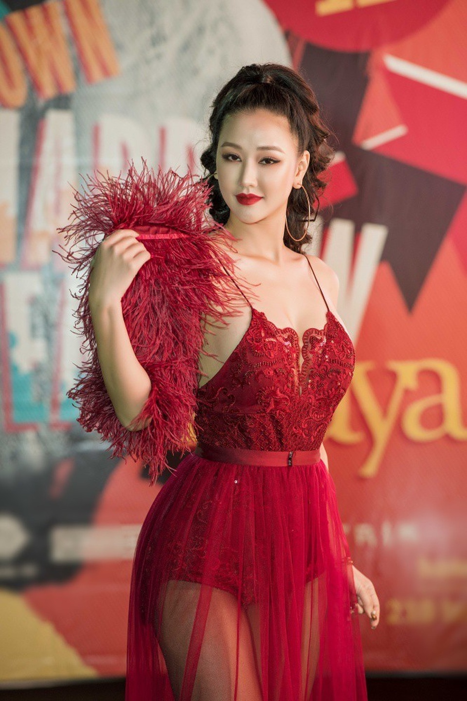 Cô diện bộ bodysuit đỏ với những đường cut out táo bạo khỏe số đo gợi cảm dù đã là “gái một con”.