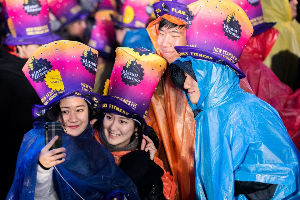 "Bữa tiệc" pháo hoa đón năm mới 2019 trên toàn thế giới - 1
Người dân Mỹ có mặt từ sớm tại Quảng trường Thời đại để chờ đón giao thừa. (Ảnh: Reuters)