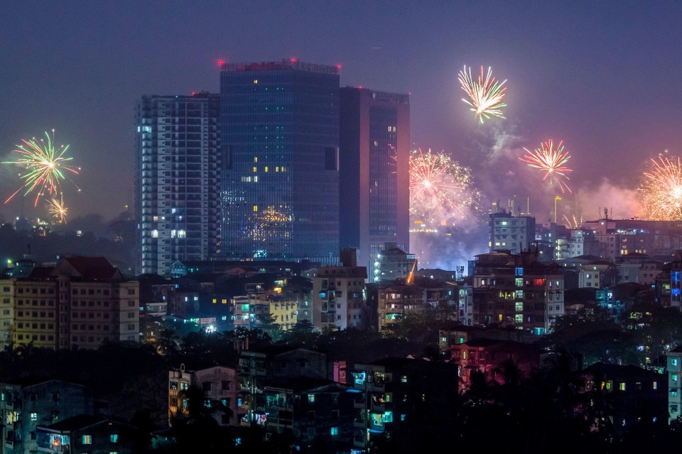 "Bữa tiệc" pháo hoa đón năm mới 2019 trên toàn thế giới - 12
Những tòa nhà cao tầng tại Yangon, Myanmar trong đêm giao thừa. (Ảnh: Sky)
