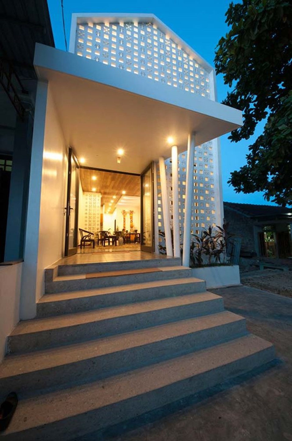 Nhà cấp 4 tồi tàn đẹp khó tin sau cải tạo chỉ tốn 350 triệu đồng - 2
Đẹp lung linh khi về đêm.