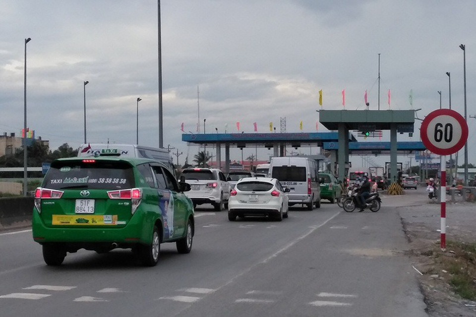 Dân miền Tây rồng rắn trở lại Sài Gòn, cầu Rạch Miễu tắc dài 5km - 2 QL60 bị ùn ứ nên vào lúc 16h40’,trạm thu phí cầu Rạch Miễu phải xả trạm để các phương tiện lưu thông dễ dàng hơn.