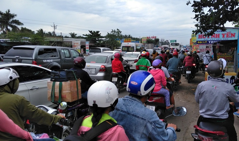 Dân miền Tây rồng rắn trở lại Sài Gòn, cầu Rạch Miễu tắc dài 5km - 1 Các phương tiện tham gia giao thông nhích từng chút một