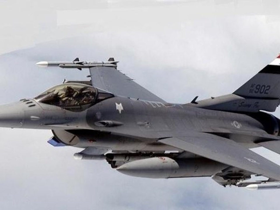 F-16 Iraq dội bom "thổi bay" nơi trú ẩn của 30 chỉ huy IS ở Syria - 1
Chiến đấu cơ của lực lượng không quân Iraq làm nhiệm vụ diệt khủng bố trên bầu trời Syria