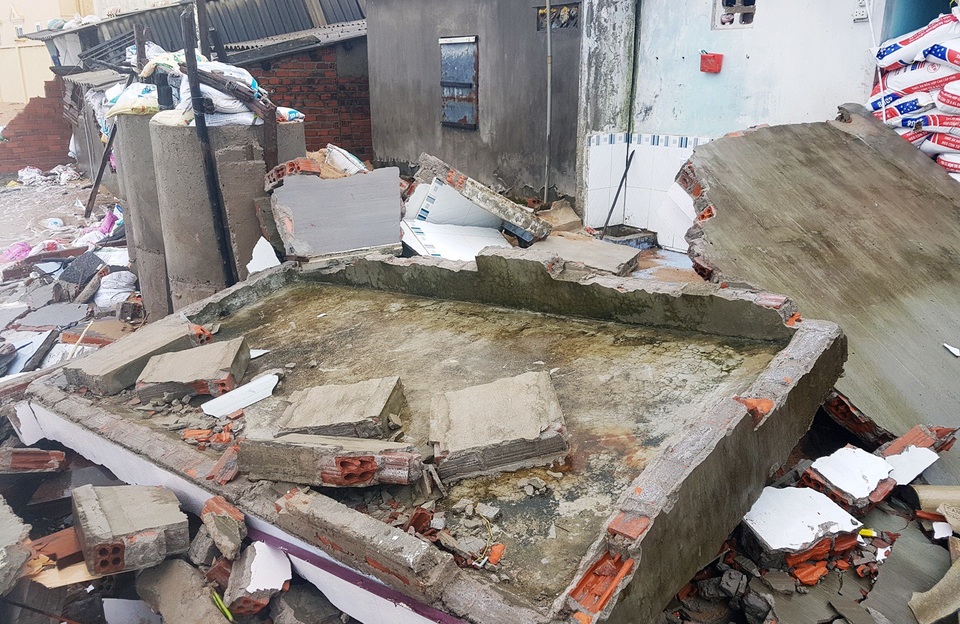 
Nhiều mảnh tường bê tông vững chắc vỡ vụn
