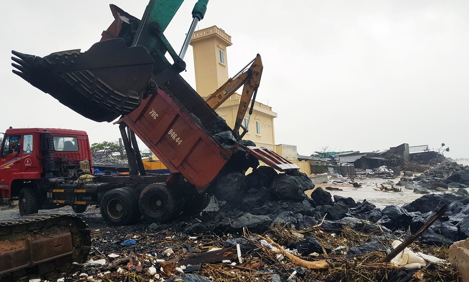 
Hiện UBND TP. Tuy Hòa tiến hành đổ đá gia cố khu vực này
