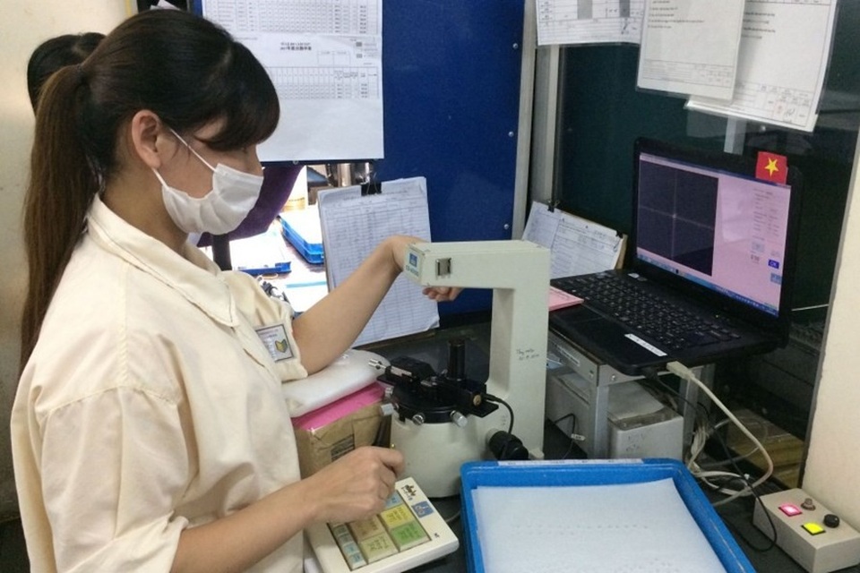 Tranh thủ làm việc dịp Tết Dương để hưởng lương cao hơn - 1
Không ít công nhân vẫn tranh thủ làm việc dịp Tết Dương lịch để tăng thêm thu nhập. Ảnh minh họa: Quế Chi