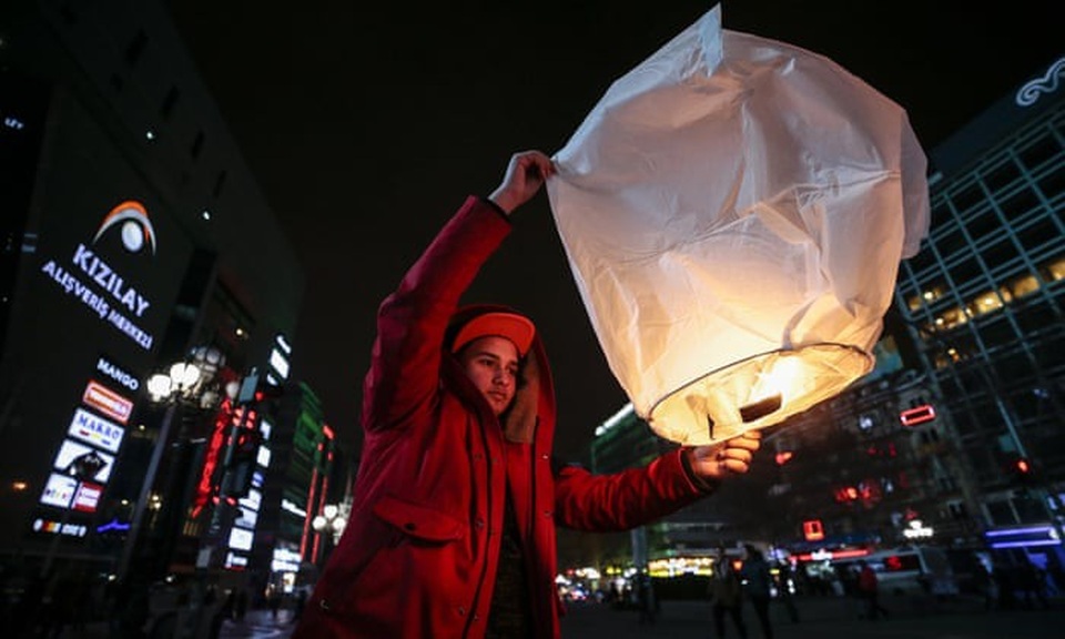 "Bữa tiệc" pháo hoa đón năm mới 2019 trên toàn thế giới - 34
Trong đêm giao thừa, một cậu bé Thổ Nhĩ Kỳ đã thả đèn trời, mang theo những điều ước cho năm mới 2019 tại quảng trường ở thủ đô Ankara. (Ảnh: Getty)