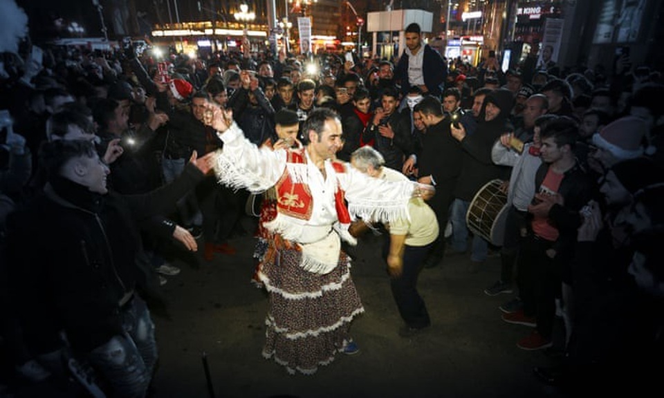 "Bữa tiệc" pháo hoa đón năm mới 2019 trên toàn thế giới - 35
Người dân Thổ Nhĩ Kỳ nhảy múa đón năm mới tại Ankara. (Ảnh: Getty)