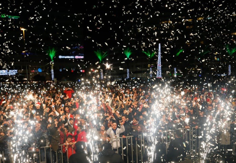 "Bữa tiệc" pháo hoa đón năm mới 2019 trên toàn thế giới - 36
Sự kiện đón năm mới ngoài trời tại Izmir, Thổ Nhĩ Kỳ thu hút đông đảo người dân tham gia. (Ảnh: Getty)