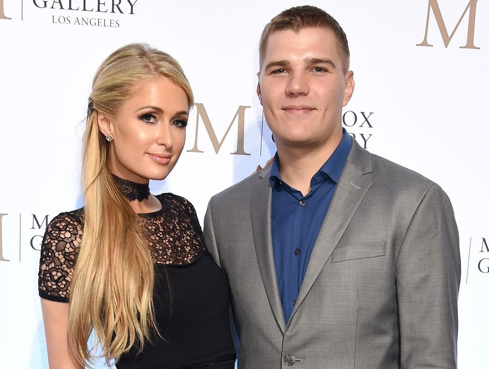 Paris Hilton gợi cảm bên người mẫu kém 15 tuổi - Ảnh 11.