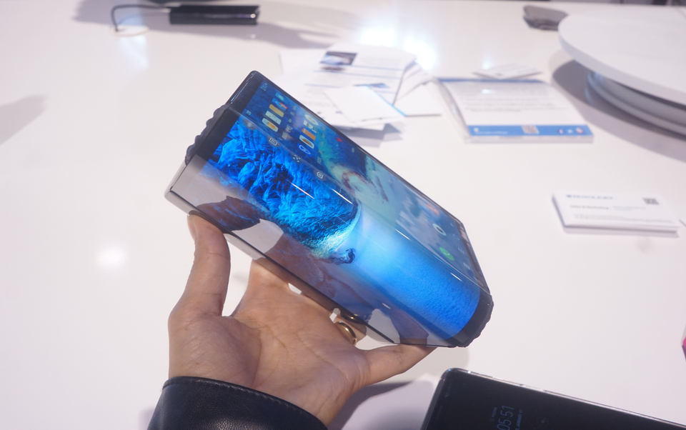 Cận cảnh chiếc smartphone có thể gập được đầu tiên trên thế giới - Ảnh 1. Cận cảnh chiếc smartphone có thể gập được đầu tiên trên thế giới - Ảnh 1.