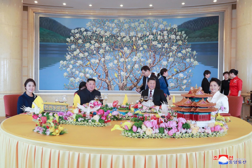 Khoảnh khắc ấn tượng trong chuyến thăm Trung Quốc của ông Kim Jong-un - Ảnh 13. Khoảnh khắc ấn tượng trong chuyến thăm Trung Quốc của ông Kim Jong-un - Ảnh 13.
