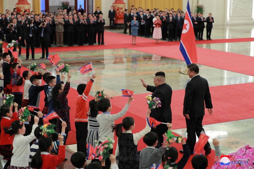 Khoảnh khắc ấn tượng trong chuyến thăm Trung Quốc của ông Kim Jong-un - Ảnh 7. Khoảnh khắc ấn tượng trong chuyến thăm Trung Quốc của ông Kim Jong-un - Ảnh 7.