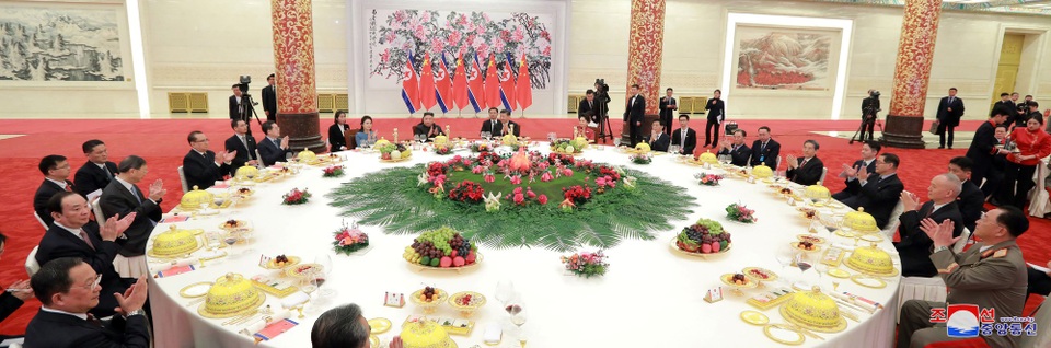 Khoảnh khắc ấn tượng trong chuyến thăm Trung Quốc của ông Kim Jong-un - Ảnh 15. Khoảnh khắc ấn tượng trong chuyến thăm Trung Quốc của ông Kim Jong-un - Ảnh 15.