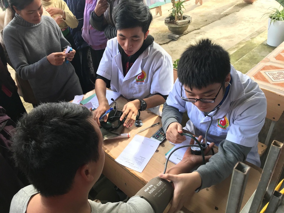 Giảng viên Học viện Y Dược học Cổ truyền tình nguyện khám, chữa bệnh cho người dân vùng cao - Ảnh 2. Giảng viên Học viện Y Dược học Cổ truyền tình nguyện khám, chữa bệnh cho người dân vùng cao - Ảnh 2.