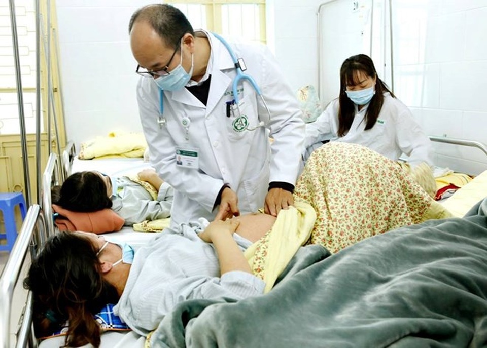 Cảnh báo nhiều người lớn mắc sởi nhập viện ở Bệnh viện Bạch Mai - Ảnh 1. Cảnh báo nhiều người lớn mắc sởi nhập viện ở Bệnh viện Bạch Mai - Ảnh 1.