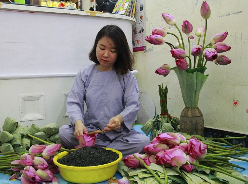 Trà ướp hoa sen hút khách dịp tết - Ảnh 1. Trà ướp hoa sen hút khách dịp tết - Ảnh 1.