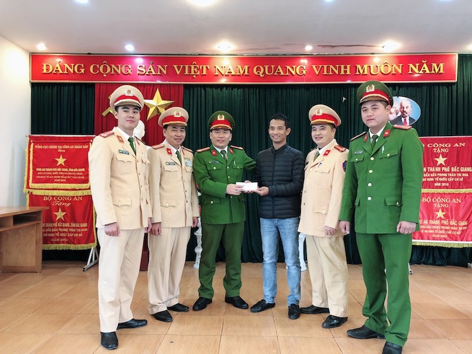 Nhặt được cọc tiền chiều cuối năm, đội CSGT đã tìm được người đánh mất! - Ảnh 1. Nhặt được cọc tiền chiều cuối năm, đội CSGT đã tìm được người đánh mất! - Ảnh 1.