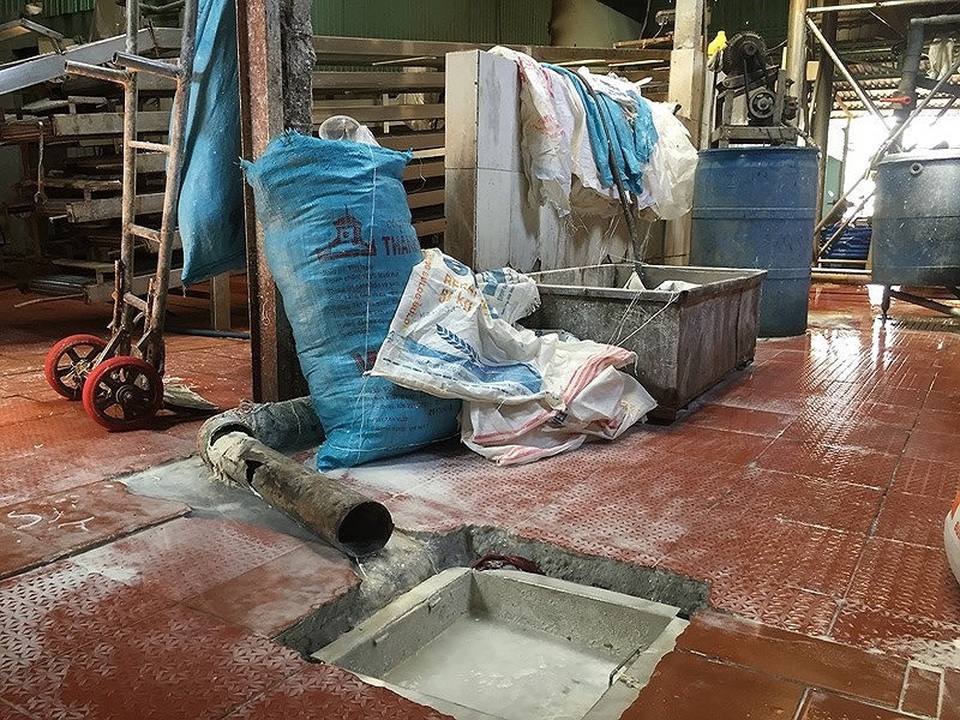 Phát hiện cơ sở “hồi sinh” bún hết hạn thành bún tươi - Ảnh 1.