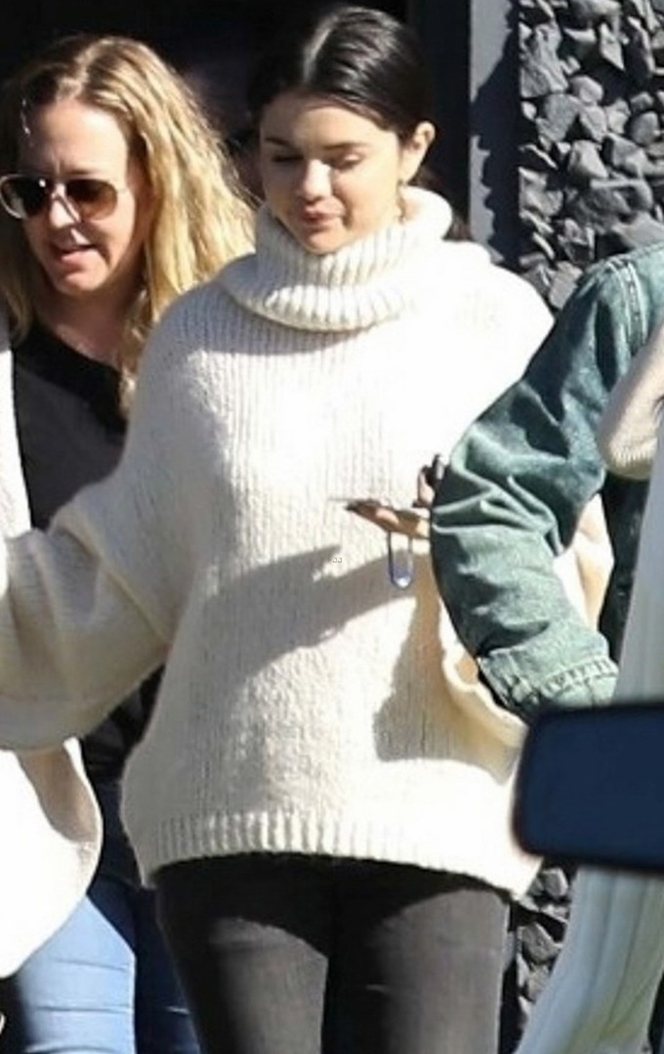 Bỏ qua Justin Bieber, Selena Gomez hạnh phúc bên gia đình và bạn bè - Ảnh 7. Bỏ qua Justin Bieber, Selena Gomez hạnh phúc bên gia đình và bạn bè - Ảnh 7.